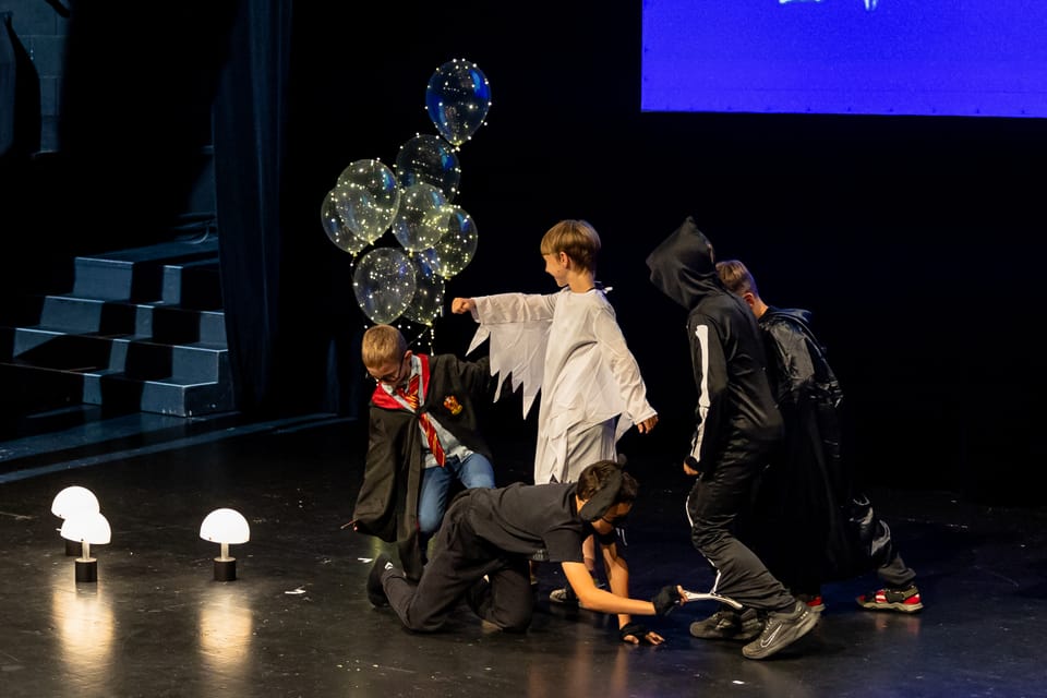"AUS DEM QUARTIER, REIN INS THEATER"