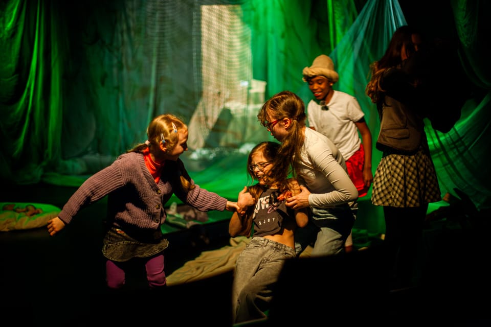THEATER I "EIN RAUM,VIELE WELTEN"